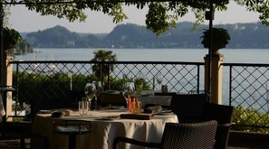 Mittagessen, Abendessen, lokale Küche, Speisen im Freien 