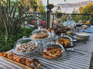 Déjeuner et dîner servis sur place, restauration en plein air 