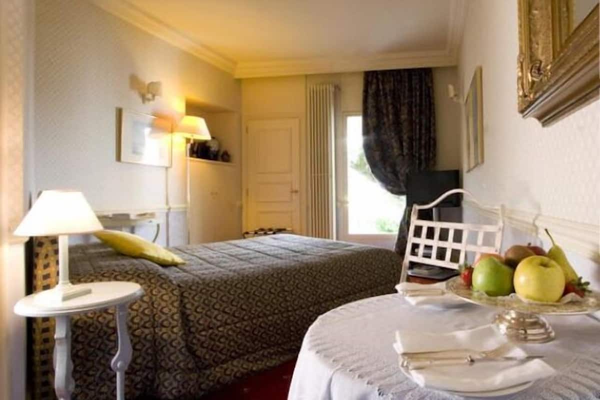 standard double or twin room | minibar, in-room safe, cots/infant beds, rollaway beds