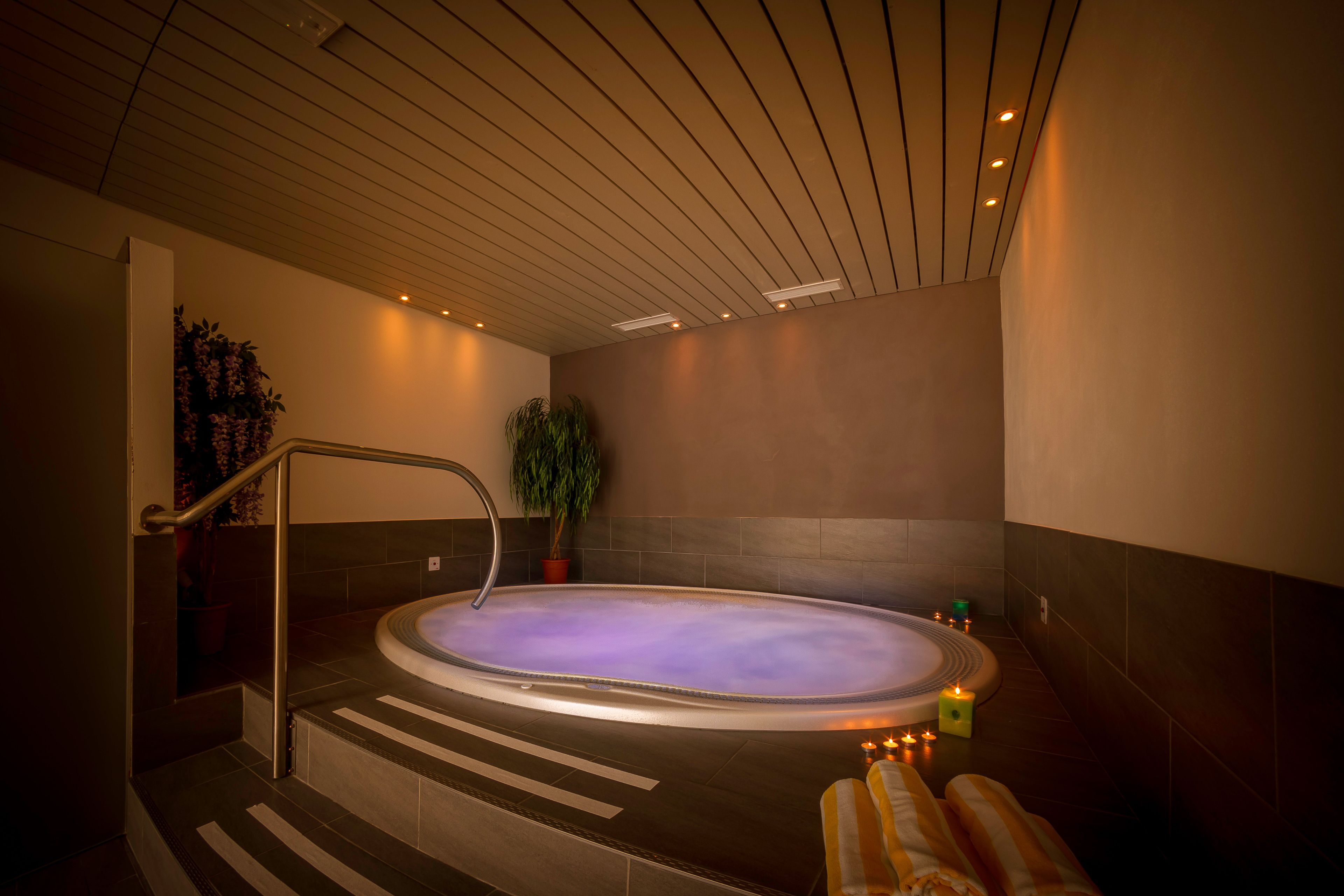 Indoor spa tub