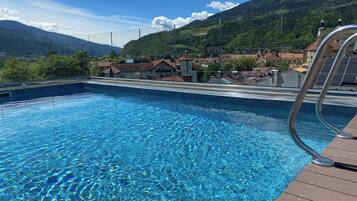 Piscine couverte, piscine extérieure, chaises longues