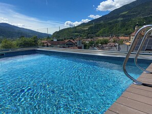 Piscina interna, piscina externa, espreguiçadeiras