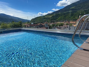 Piscina interna, piscina externa, espreguiçadeiras