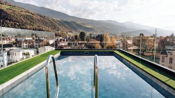 Piscine couverte, piscine extérieure, chaises longues