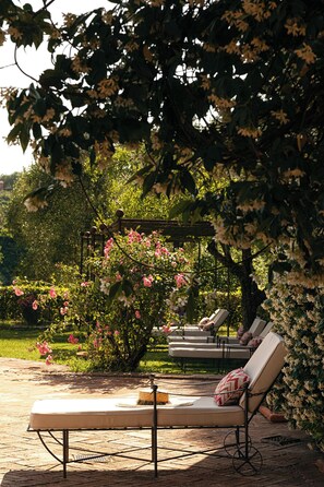 Utendørsbasseng, bassengparasoller og solsenger