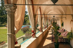 Piscina all'aperto, ombrelloni da piscina, lettini