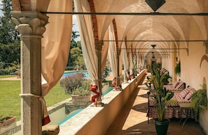 Piscine extérieure, parasols de plage, chaises longues