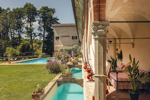Outdoor pool, pool umbrellas, sun loungers