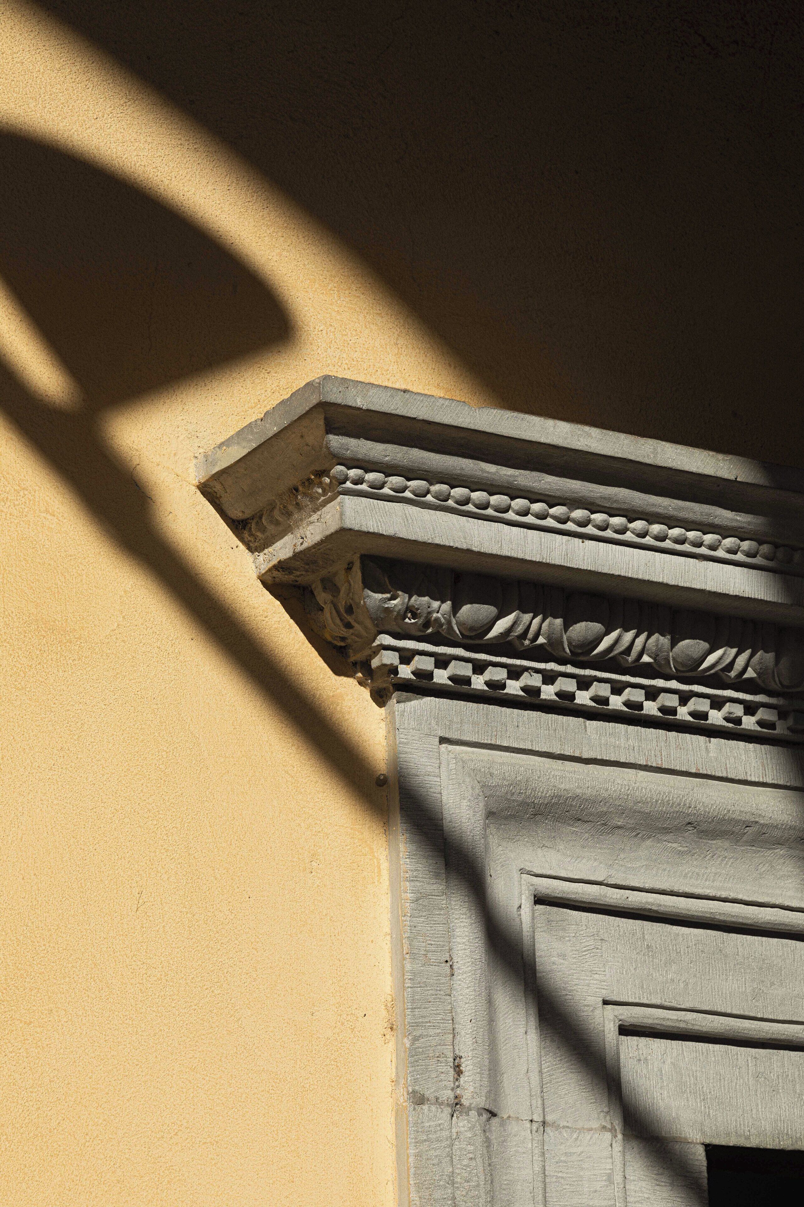 Et nærbillede af en stens arkitektonisk detalje med udskårne mønstre, sandsynligvis fra en bygnings facade.