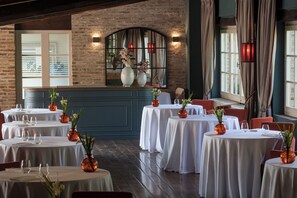 2 restaurantes, se sirven comidas, cenas y cocina local