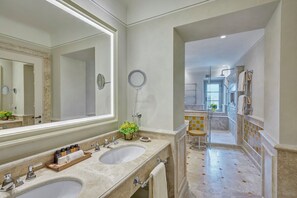 Suite Loggia | Baño | Artículos de higiene personal de diseño, secador de pelo y albornoces