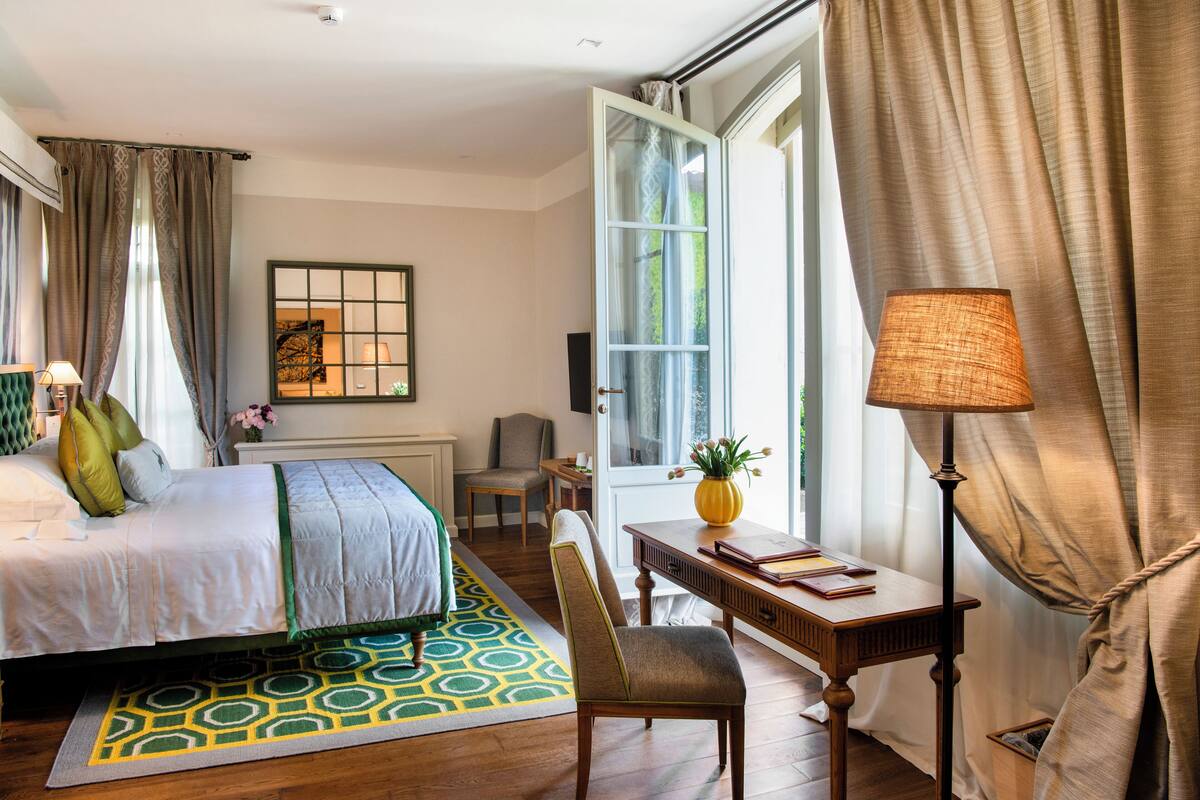 premium suite, 1 king bed | 1 bedroom, hypo-allergenic bedding, down duvets, minibar