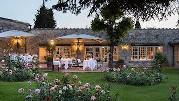 2 ristoranti, aperti a pranzo e a cena, cucina locale