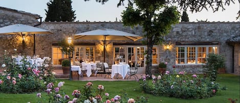 2 ristoranti, aperti a pranzo e a cena, cucina locale