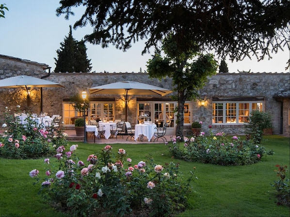 2 ristoranti, aperti a pranzo e a cena, cucina locale