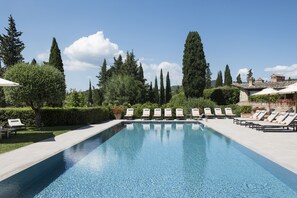 Seasonal outdoor pool, free cabanas, pool umbrellas