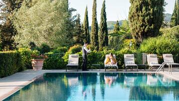 Seasonal outdoor pool, free pool cabanas, pool umbrellas