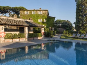 Seasonal outdoor pool, free pool cabanas, pool umbrellas