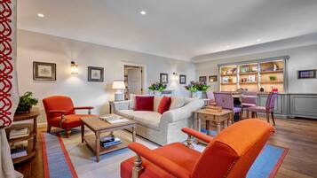 Suite | Living area | 30-inch LCD TV with satellite channels, TV