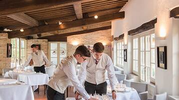 2 restaurants servant le déjeuner et le dßner, plats Cuisine locale