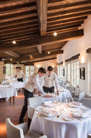 2 restaurantes, se sirven comidas, cenas y cocina local