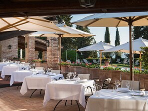 2 restaurants servant le déjeuner et le dîner, plats Cuisine locale