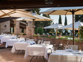 2 restaurantes; se sirve almuerzo y cena; cocina local