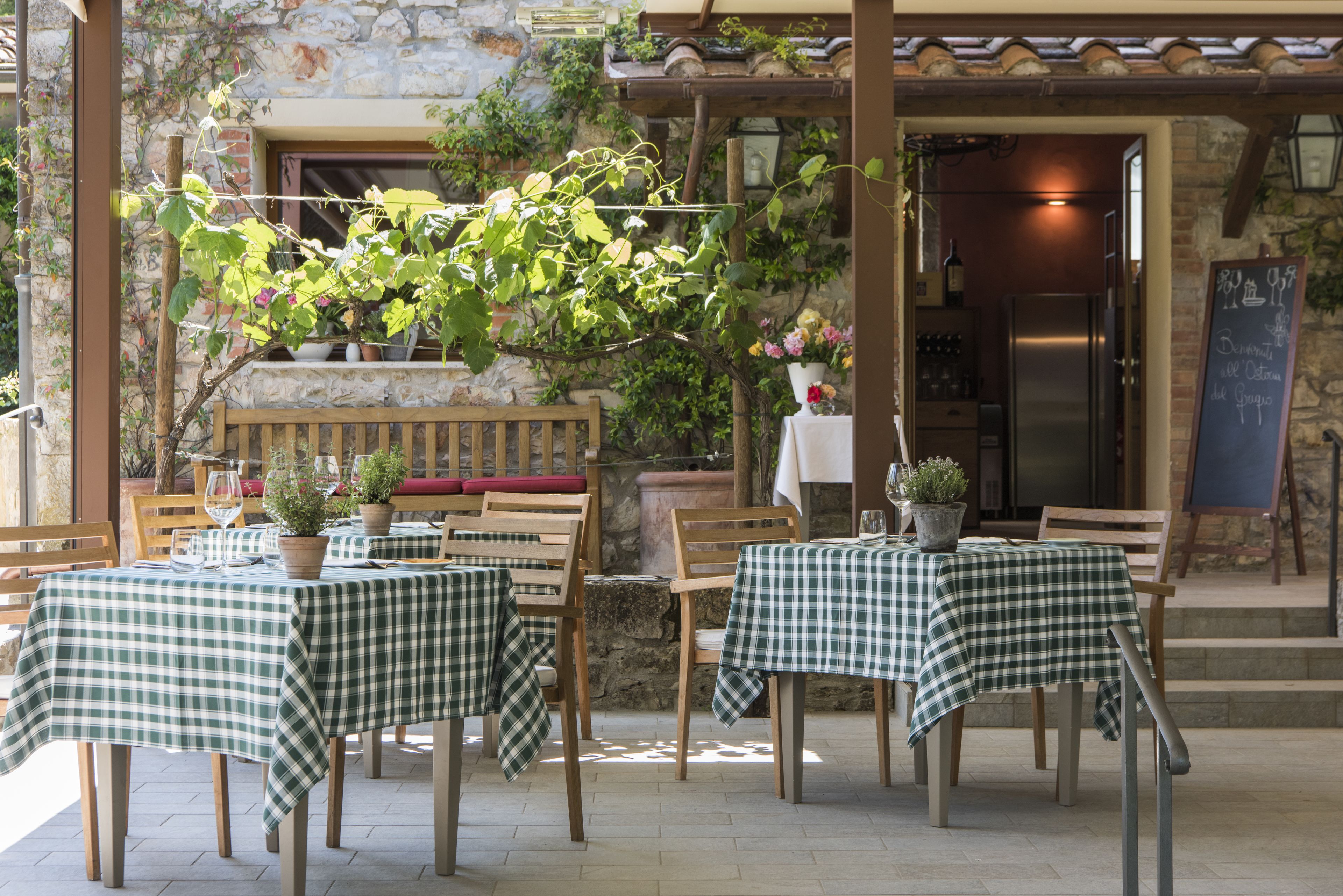 2 restaurants, lunch, dinner served; local cuisine