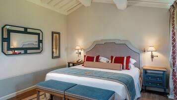 Suite Uliveta | Hypo-allergenic bedding, down duvets, minibar, in-room safe