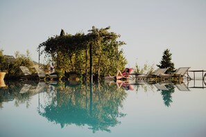 2 outdoor pools, free cabanas, pool umbrellas