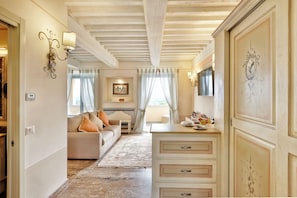Suite | Living area | TV
