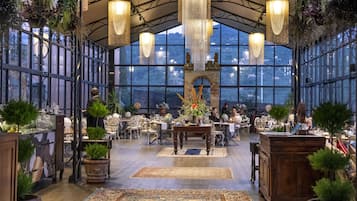 Breakfast, lunch, dinner served; Italian cuisine, garden views