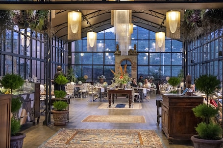 Se sirven desayunos y almuerzos; cocina italiana; con vista al jardín