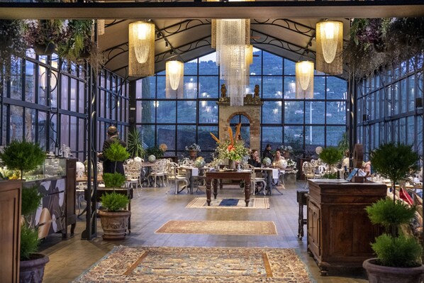 Breakfast, lunch, dinner served; Italian cuisine, pool views 