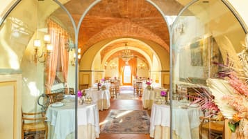 Servizio di colazione, pranzo, cena e brunch