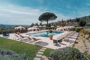 2 outdoor pools, free pool cabanas, pool umbrellas