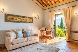 Ropa de cama de alta calidad y caja de seguridad en la habitación 