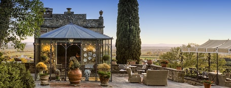 Bar (on property). Il Falconiere - Relais e Chateaux