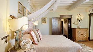 أغطية فراش متميزة وخزنة داخل الغرفة وبديكورات فريدة لكل غرفة