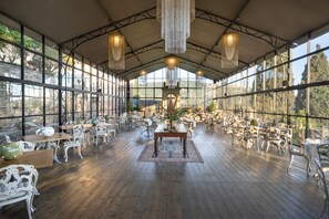 Breakfast, lunch, dinner served; Italian cuisine, garden views