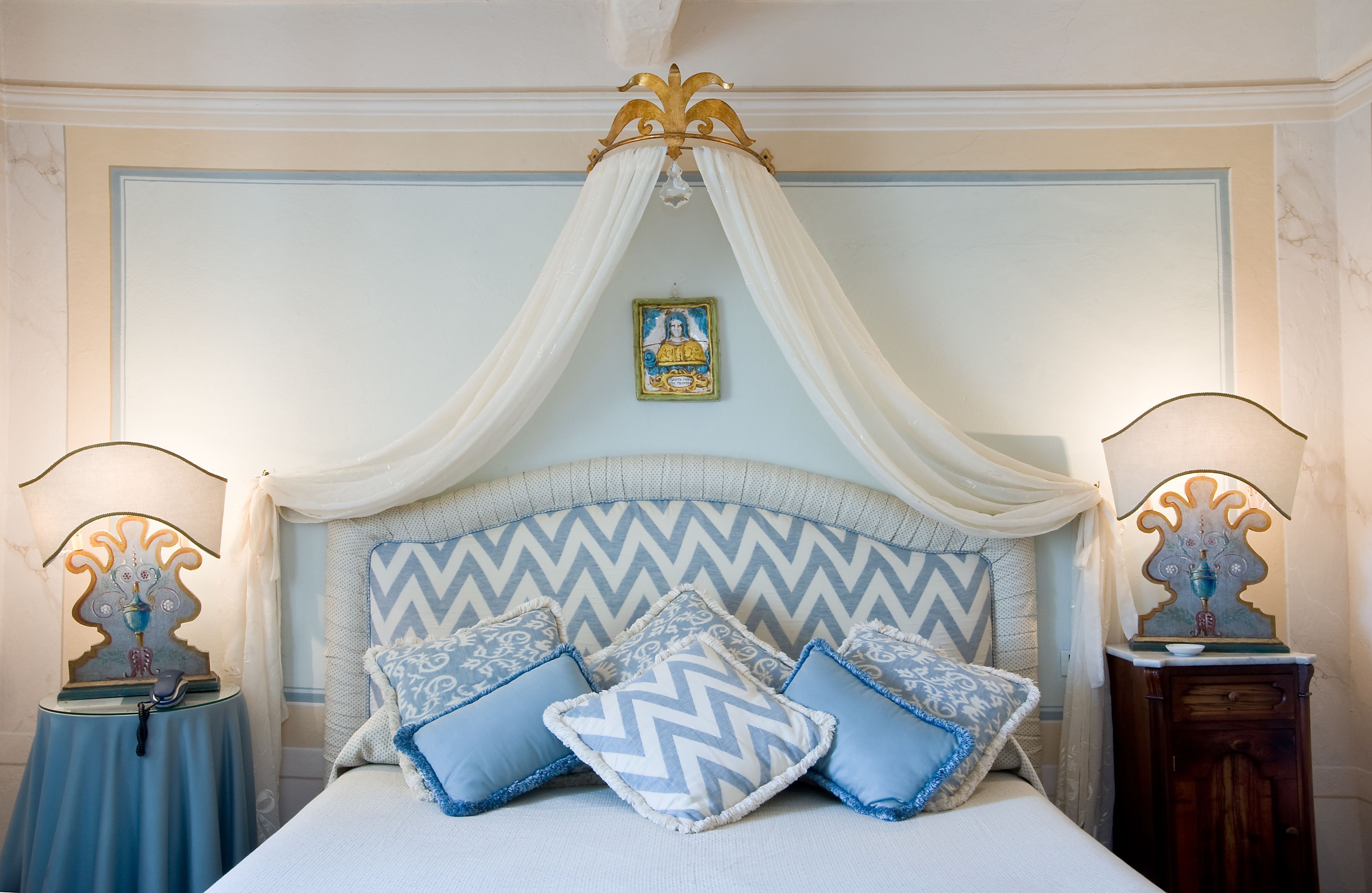 Premium bedding, in-room safe, individually decorated
