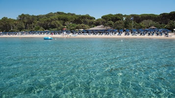 Plage privée à proximité, cabines (en supplément), chaises longues