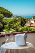 Roupas de cama premium, frigobar, cofres nos quartos