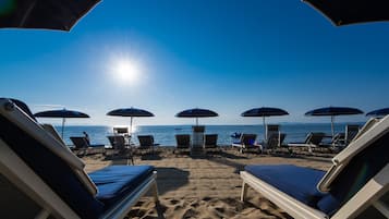 Privéstrand vlakbij, cabana's (toeslag), ligstoelen aan het strand