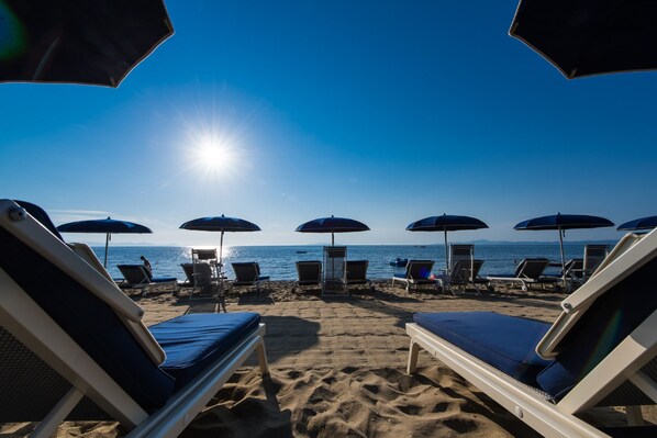 Privat strand i nærheten, strandtelt (mot et tillegg) og solsenger