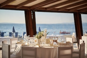 2 restaurants, lunch served