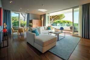 Suite, Whirlpool (Master, Seaside) | Wohnbereich | Flachbildfernseher