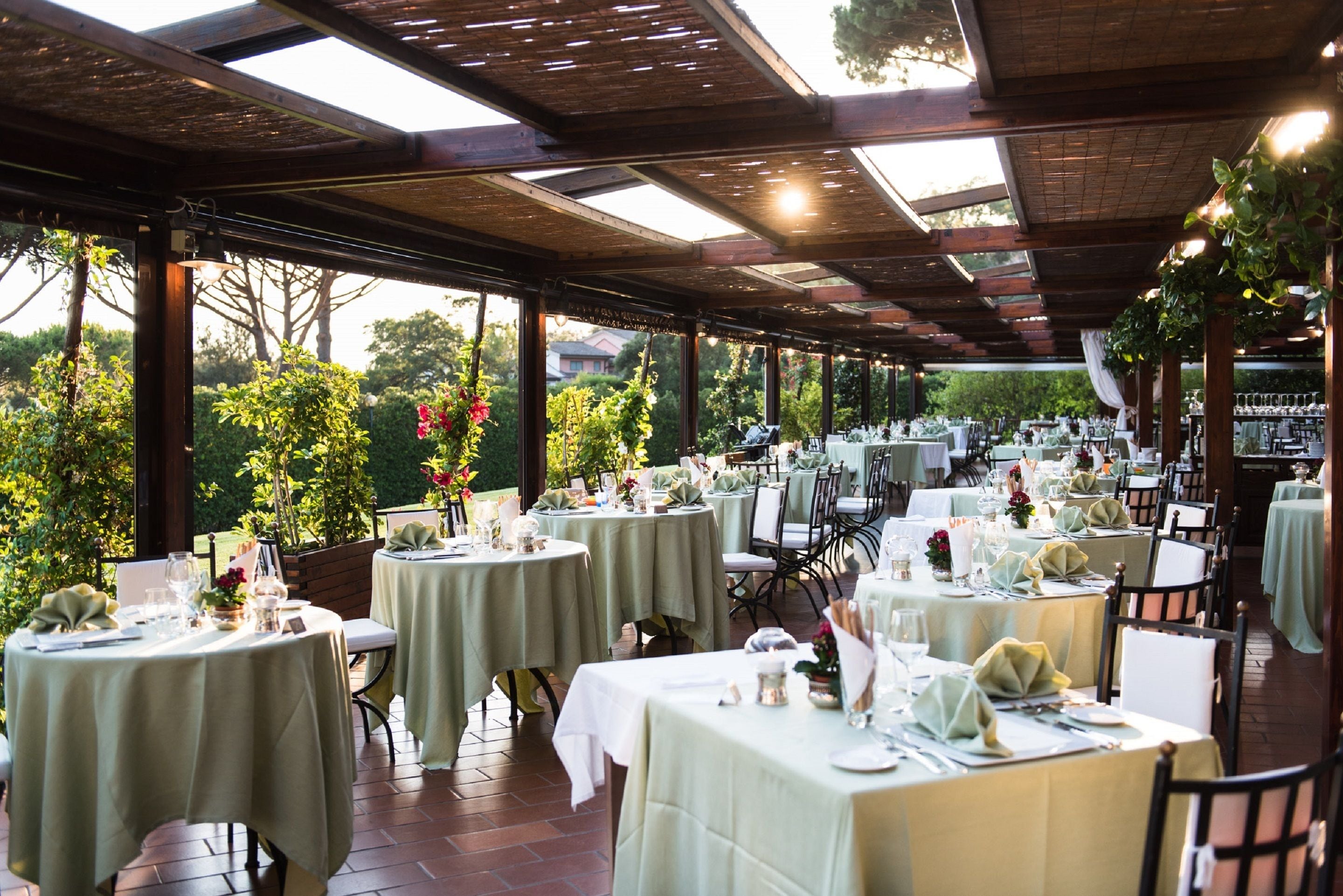 2 restaurants, lunch served