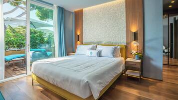 Suite, bubbelbad (Master, Seaside) | Luxe beddengoed, een minibar, een kluis op de kamer, een bureau