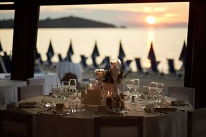 2 restaurantes; se sirven comidas 